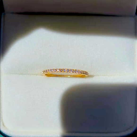 Solid 18k gold diamond band - Picture 11 of 11